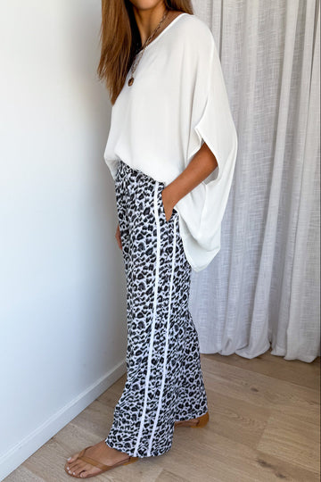White Grey Leopard: kym