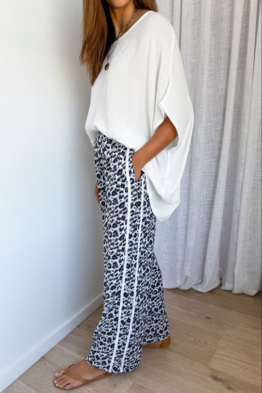 White Grey Leopard: kym