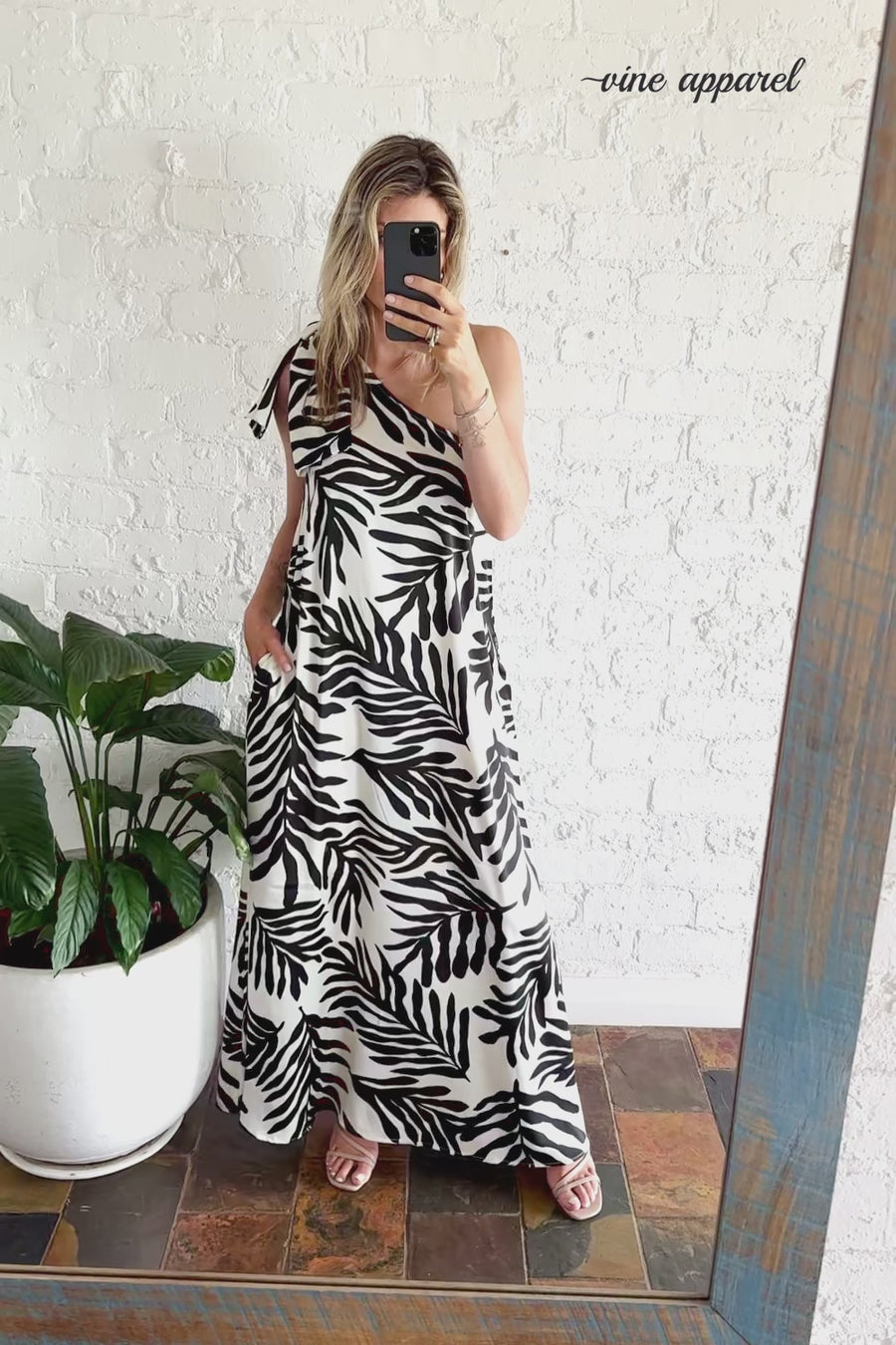 Black Leaf Print